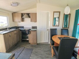 Frigorífico, hervidor eléctrico y utensilios de cocina