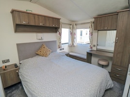 2 dormitorios, decoración individual, mobiliario individual