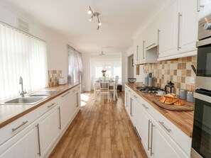 Réfrigérateur, lave-vaisselle, bouilloire électrique, grille-pain