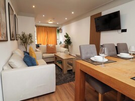 Cottage | Dining