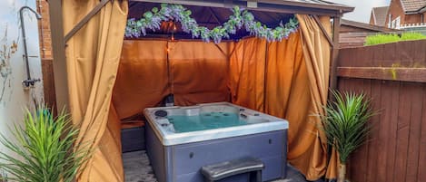 Cottage | Outdoor spa tub