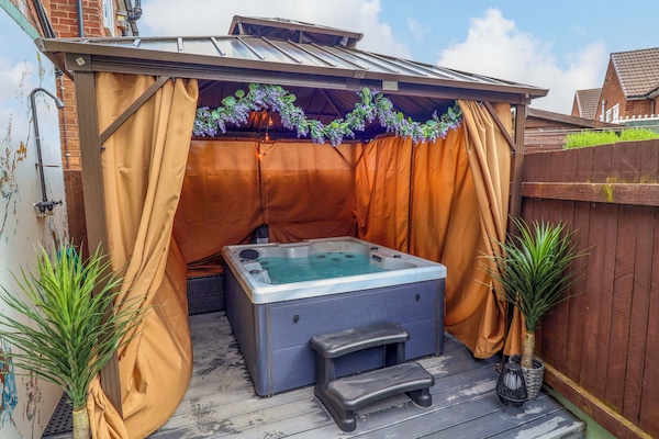 Cottage | Outdoor spa tub