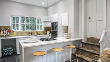 Lemari es, mesin pencuci piring, ketel listrik, dan pemanggang roti