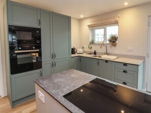 Fridge, dishwasher, electric kettle, cookware/dishes/utensils - Little Willesleigh (Barnstaple)