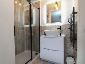 Shower, hair dryer - Little Willesleigh (Barnstaple)