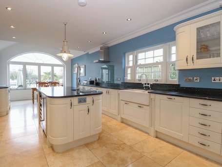 Fridge, dishwasher, cookware/dishes/utensils