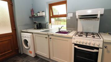 Chaleira elétrica, torradeira, talheres/pratos/utensílios de cozinha