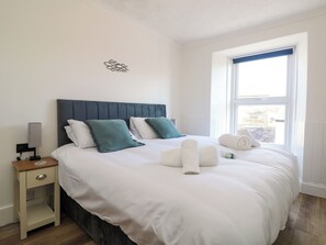 2 bedrooms, individually decorated, individually furnished, free WiFi - Savoy View (Helston)