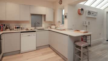 Refrigerador, lavavajillas, tetera/pava eléctrica, tostadora