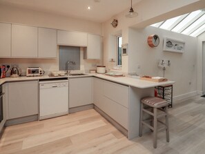 Cottage | Private kitchen | Fridge, dishwasher, electric kettle, toaster - Full Deck (Dartmouth)