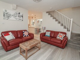 Cottage | Living area | Fireplace, DVD player