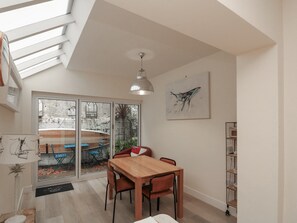 Cottage | Dining - Full Deck (Dartmouth)