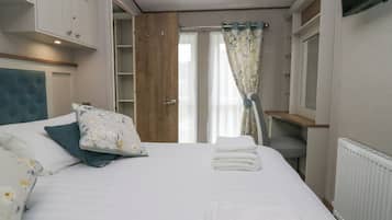 2 habitaciones, decoraciĂłn personalizada y muebles diferentes