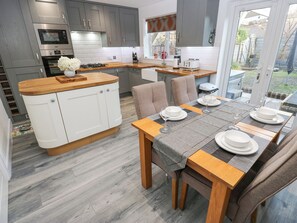 Geladeira, lava-louças, talheres/pratos/utensílios de cozinha