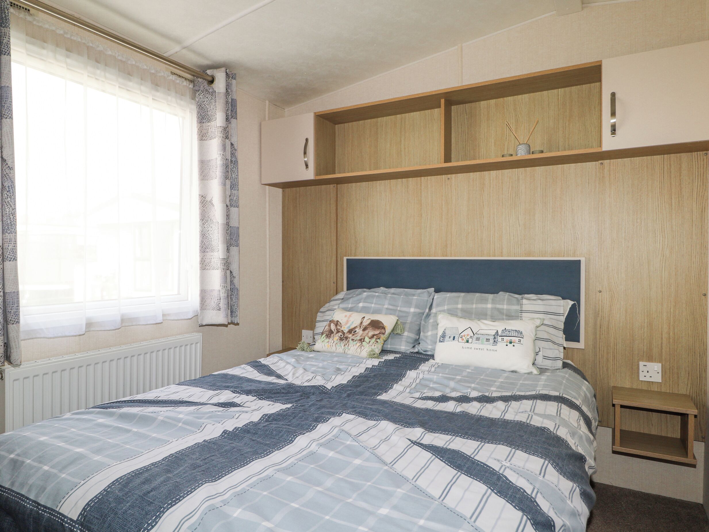 2 bedrooms, individually decorated, individually furnished