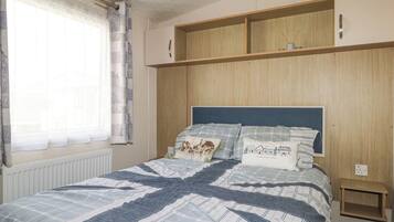 2 bedrooms, individually decorated, individually furnished