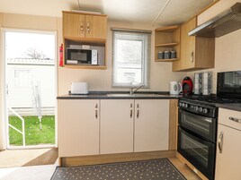 冰箱、电热水壶、烤面包机、厨具/餐具