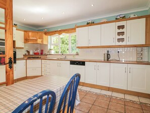 Cottage | Private kitchen | Dishwasher, cookware/dishes/utensils - Mill House (Moville)