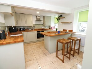 Réfrigérateur, bouilloire électrique, grille-pain