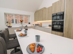 Dining - Low Tide Loft (Freshwater)