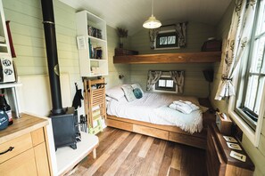 1 habitación, decoración personalizada y muebles diferentes 