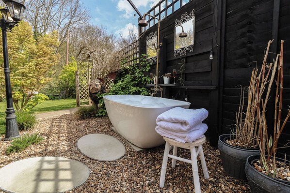 Cottage | Outdoor spa tub