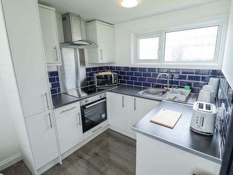 Cottage | Private kitchen | Fridge, electric kettle, toaster, cookware/dishes/utensils