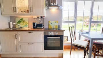 Electric kettle, toaster, cookware/dishes/utensils
