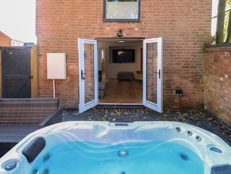 Outdoor spa tub. Buckingham House