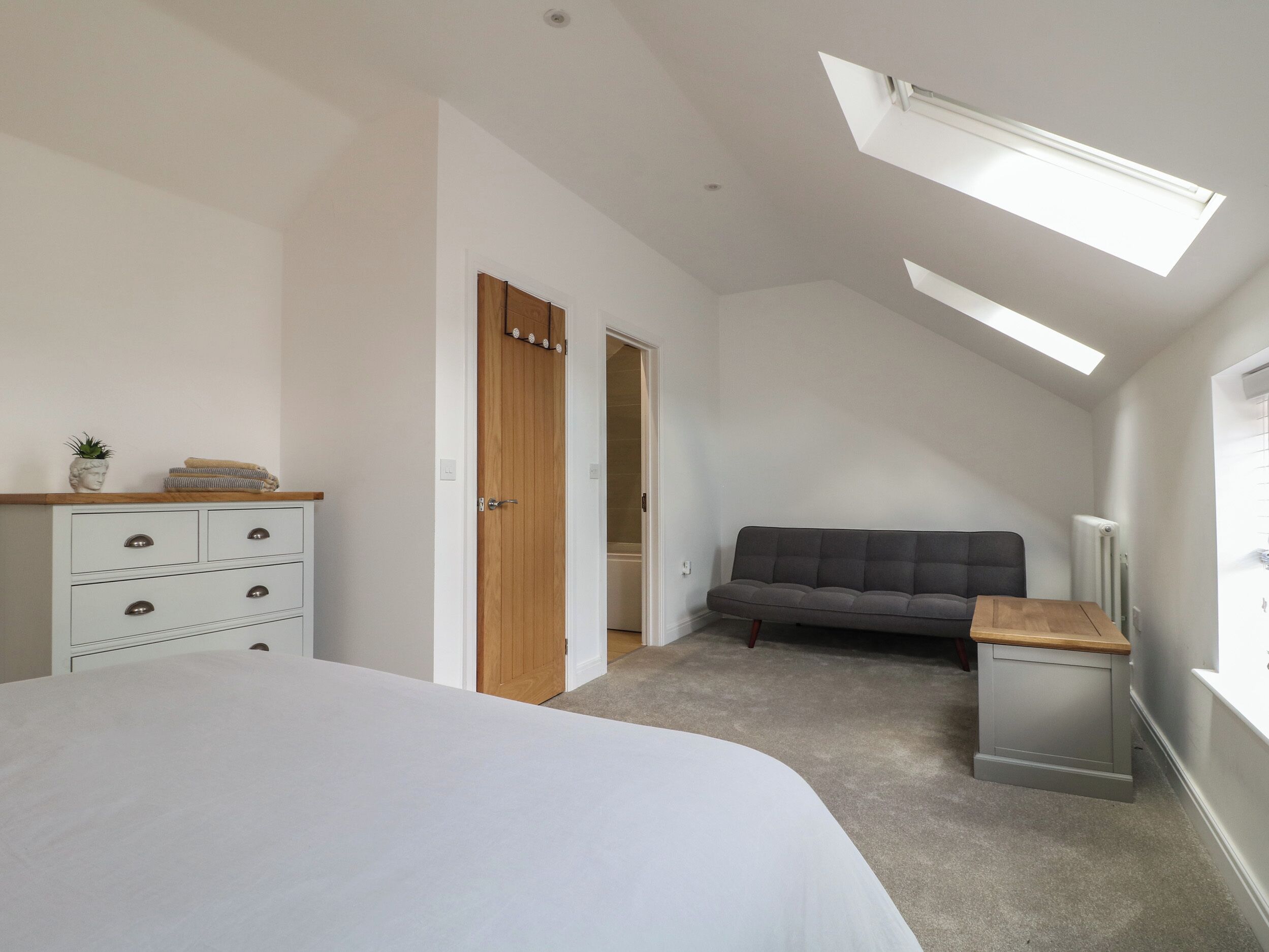 2 phòng ngủ, trang trí khác biệt 