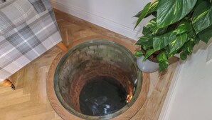 Een glazen schaal met een baksteenmotief op een houten vloer.