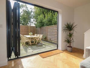 Outdoor dining - Buckingham House (Oakham)