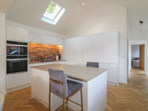 Réfrigérateur, lave-vaisselle, bouilloire électrique, grille-pain