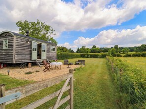 Cottage | Outdoor dining - Goose Whistle Hut (Chippenham)