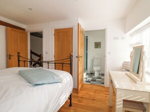 2 bedrooms, individually decorated, individually furnished