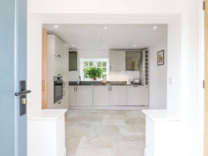 Kjøleskap, oppvaskmaskin, vannkoker og brødrister