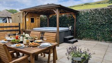 Cottage | Outdoor dining