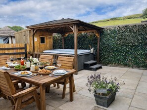 Cottage | Outdoor dining - Pastures Barn (Leek)