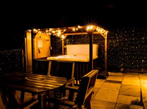 Outdoor spa tub - Pastures Barn (Leek)
