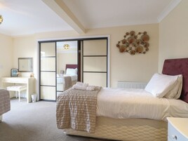 4 ห้องนอน, ห้องพักตกแต่งอย่างมีเอกลักษณ์, ตกแต่งพิเศษโดยเฉพาะ, Wi-Fi ฟรี