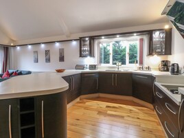 Frigorífico, lavavajillas, hervidor eléctrico y tostadora