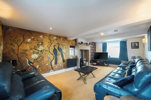 Cottage | Living area | Video-game console - Hollydale (Leek)