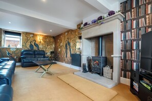 Cottage | Living area | Fireplace, video-game console - Hollydale (Leek)