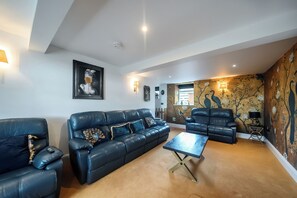 Cottage | Living area | Video-game console - Hollydale (Leek)