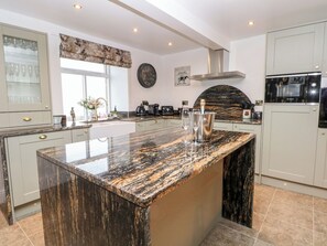 Een koelkast, een vaatwasser, een waterkoker