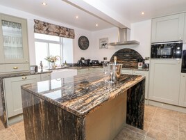 Refrigerador, lavavajillas, tetera/pava eléctrica, utensilios de cocina