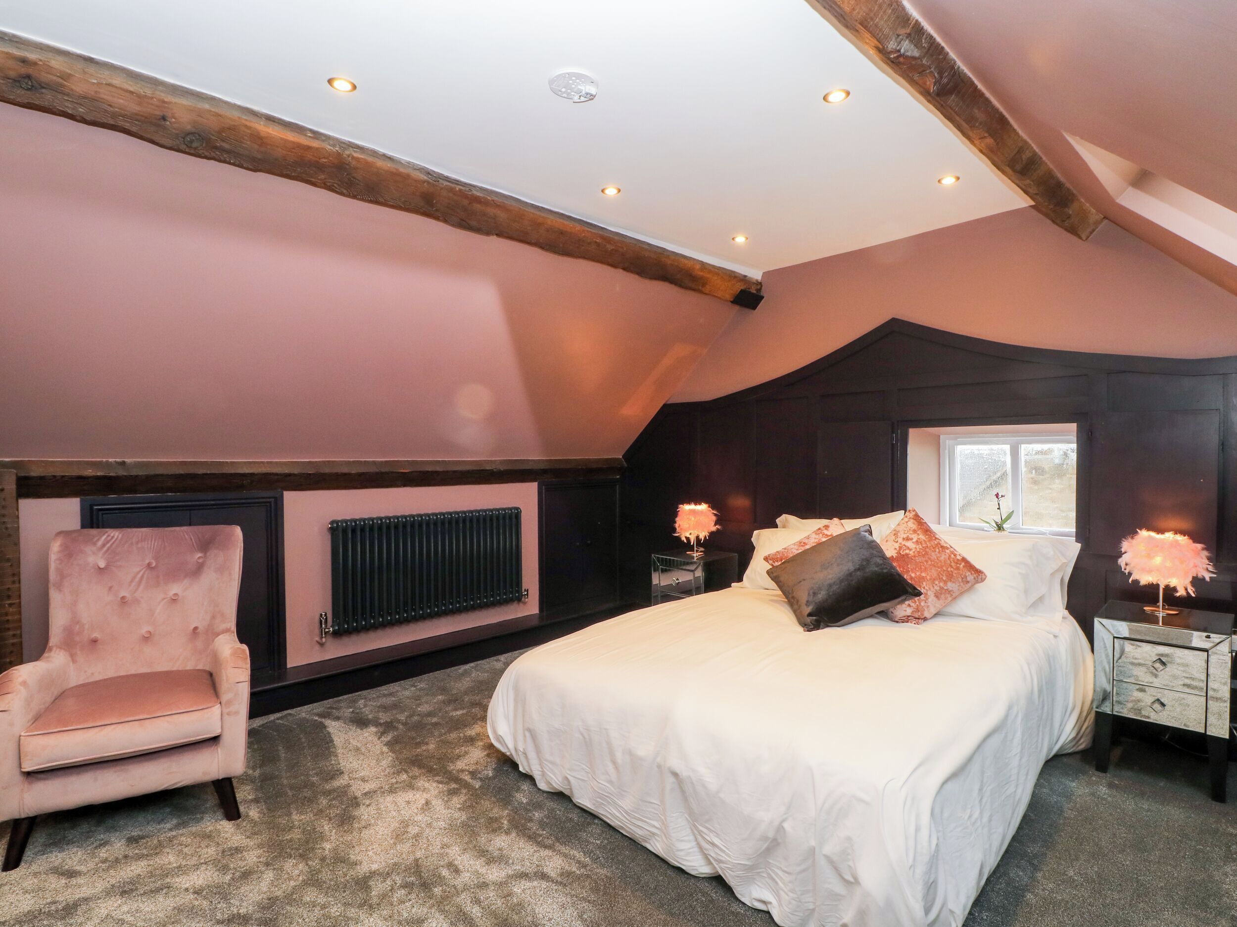 4 bedrooms, individually decorated, individually furnished, free WiFi