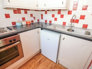 Frigorifero, bollitore elettrico, tostapane, pentole/stoviglie/utensili