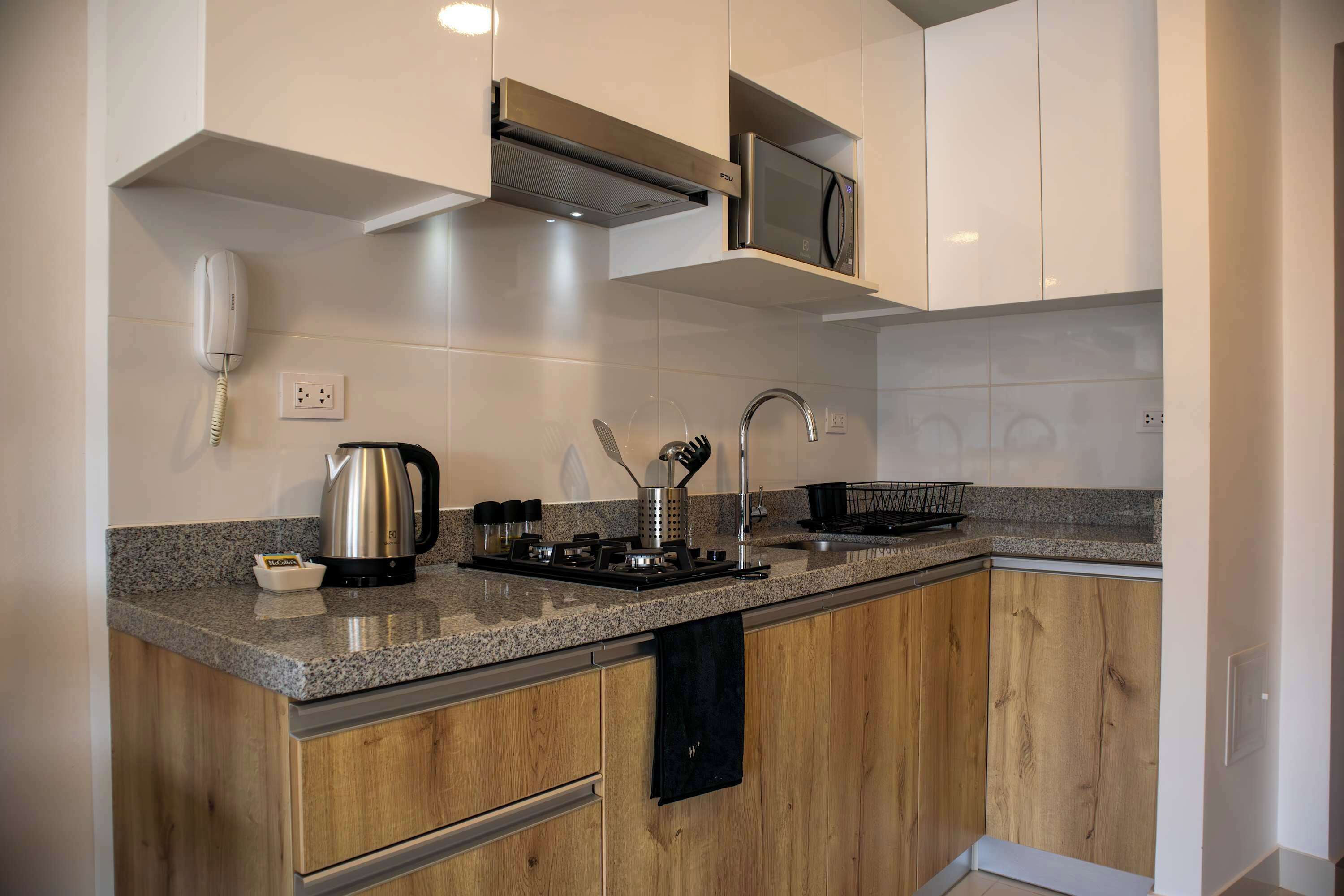 Kjøleskap, mikrobølgeovn, kokeplater og kaffetrakter/tekoker