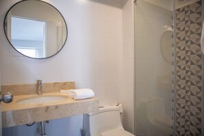 Een douche, handdoeken